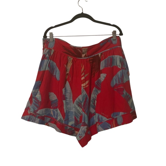 NWT Farm Women's Red Tropical Shorts Size L - Picture 2 of 4